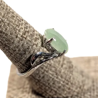 **NEW ARRIVAL** Size 9 LIME GREEN Oval 4-Prong Cabochon RING with Looped Swirl on a Silver Tone Band (3.5g)