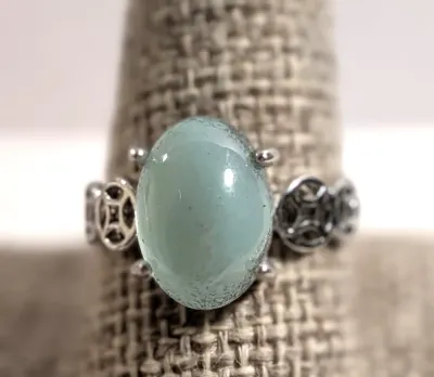 **NEW ARRIVAL** Size 9¼ GRAY GREEN GLASS STONE 4-Prong RING with a "Square in a Circle" Band in a Silver Tone (4.5g)