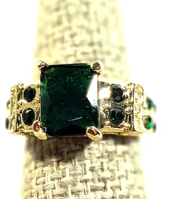 **NEW ARRIVAL** Size 7¾ DEEP GREEN Rectangle 4-Prong STONE RING with Green and Clear Side Band Accent Stones Gold Tone Band (6.0g)