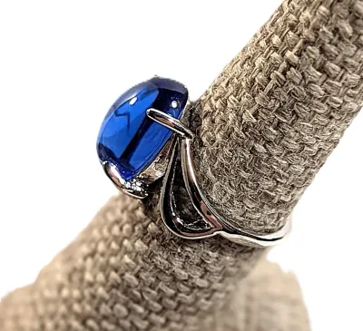 **NEW ARRIVAL** Size 7½ DEEP BLUE Oval GLASS STONE RING on a Looped Swirl Silver Tone Band (3.4g)