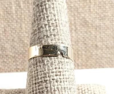 **NEW ARRIVAL** Size 8¼ BLACK Rectangle 4-PRONG RING with Jeweled Clear Stones Surround on an ADJUSTABLE SPLIT BAND on a Gold Tone...