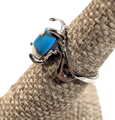 **NEW ARRIVAL** Size 6¾ BLUE & WHITE Oval 4-Prong Cabochon RING with Looped Swirl on a Silver Tone Band (3.4g)