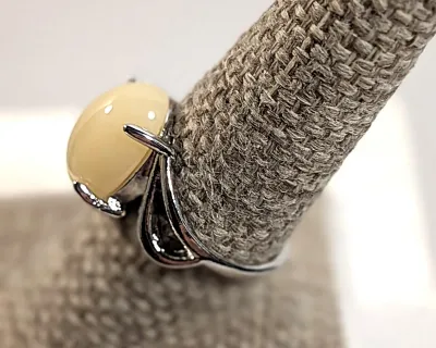 **NEW ARRIVAL** Size 8¾ BEIGE Oval 4-Prong Cabochon RING with Looped Swirl on a Silver Tone Band (3.6g)