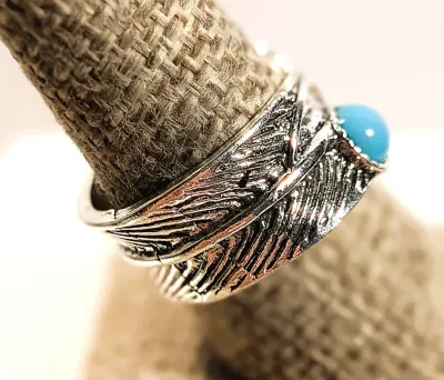 **NEW ARRIVAL** Size 8¾ BLUE Round TURQUISE SMALL STONE RING with "Feather-Like" Ribbed Overlapping Band on a Silver Tone Band...