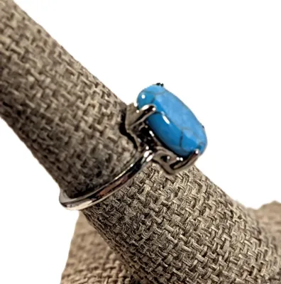 **NEW ARRIVAL** Size 7½ BLUE "Crackled" TURQUISE Oval STONE 4-Prong RING on a Classic Silver Tone Band (3.7g)