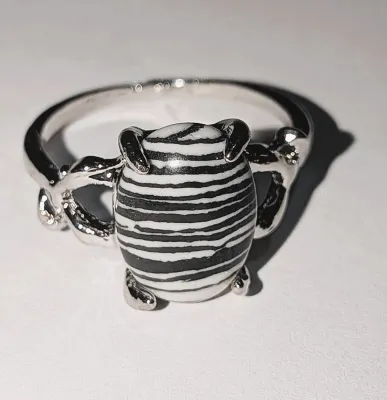 **NEW ARRIVAL** Size 9½ WHITE & BLACK "Striped" Oval Cabochon 4-Prong Stone RING with Up/Down Band "KNOBS" on a...