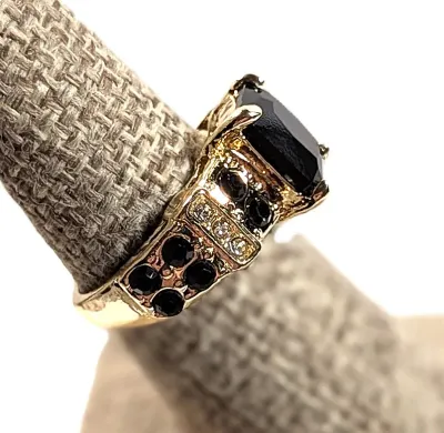 **NEW ARRIVAL** Size 7¼ BLACK Rectangle 4-Prong STONE RING with Blue and Clear Side Band Accent Stones Gold Tone Band (6.3g)