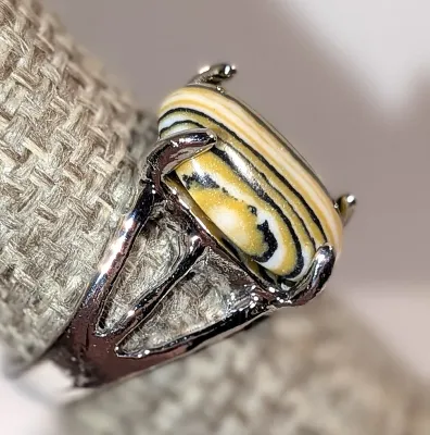 **NEW ARRIVAL** Size 6¾ YELLOW & BLACK "Striped" Oval Cabochon 4-Prong Stone RING with a 3-Line Band in a Silver Tone (3.1g)