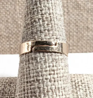 **NEW ARRIVAL** Size 8¼ BLACK Rectangle RING with Jeweled Clear Stones Surround on an ADJUSTABLE SPLIT BAND on a Gold Tone Setting (4.7g)