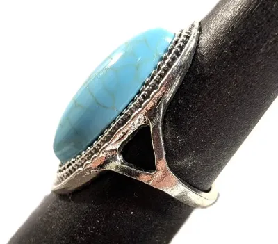**NEW ARRIVAL** Size 7¾ BLUE "Crackled" TURQUISE Long Oval STONE RING with Dippled Surround on a Silver Tone Band (6.7g)