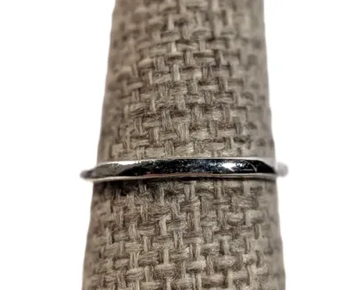 **NEW ARRIVAL** Size 7½ BLUE "Crackled" TURQUISE Oval STONE 4-Prong RING on a Classic Silver Tone Band (3.7g)