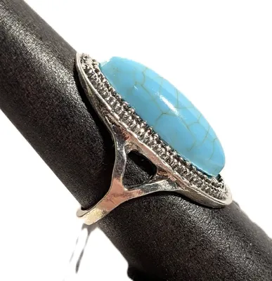 **NEW ARRIVAL** Size 7¾ BLUE "Crackled" TURQUISE Long Oval STONE RING with Dippled Surround on a Silver Tone Band (6.7g)