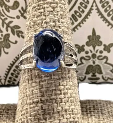 **NEW ARRIVAL** Size 7½ DEEP BLUE GLASS STONE 4-Prong RING with a 3-Line Band in a Silver Tone (3.6g)