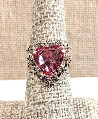 **NEW ARRIVAL** Size 7½ Magenta Colored HEART RING with Clear Stones Surround on a Rose Gold Tone ADJUSTABLE SPLIT Band (2.5g)