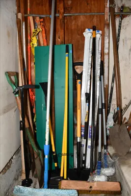 Sale Photo Thumbnail #883: 882 garage