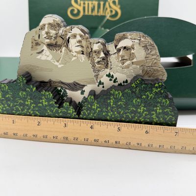 LOT 98: Sheila's Collectibles - Mount Rushmore, White House and Viet Nam Memorial