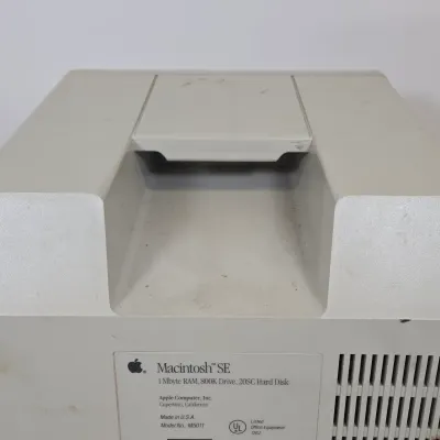 LOT 62: Apple Macintosh SE Personal Computer