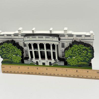 LOT 98: Sheila's Collectibles - Mount Rushmore, White House and Viet Nam Memorial