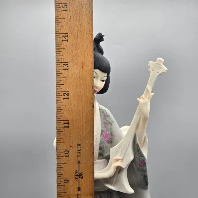 LOT 123: Vintage Giuseppe Armani Porcelain Figurine