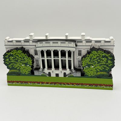 LOT 98: Sheila's Collectibles - Mount Rushmore, White House and Viet Nam Memorial