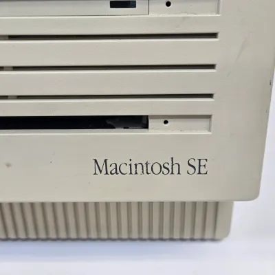 LOT 62: Apple Macintosh SE Personal Computer