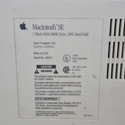 LOT 62: Apple Macintosh SE Personal Computer