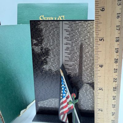 LOT 98: Sheila's Collectibles - Mount Rushmore, White House and Viet Nam Memorial