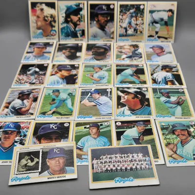 LOT 121: 1978 and 1980 Topps Baseball Cards - Eddie Murray, Paul Molitor, Reggie Jackson, Nolan Ryan and More