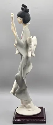 LOT 123: Vintage Giuseppe Armani Porcelain Figurine