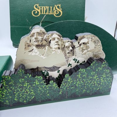 LOT 98: Sheila's Collectibles - Mount Rushmore, White House and Viet Nam Memorial