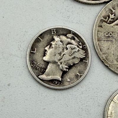 LOT 170: Vintage / Antique US Coins - Standing Liberty and 1930s Washington Quarters + Mercury Dimes - 90% Silver