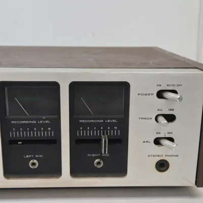 LOT 73: Vintage Wollensak 3M Model 8050A Stereo 8-track Tape Player and Recorder
