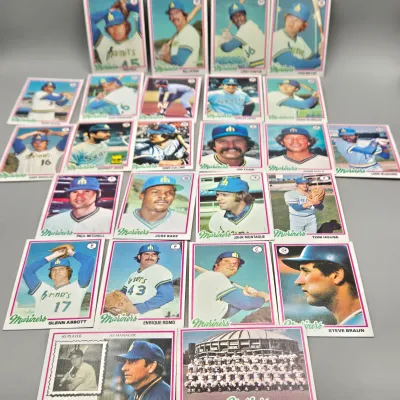 LOT 121: 1978 and 1980 Topps Baseball Cards - Eddie Murray, Paul Molitor, Reggie Jackson, Nolan Ryan and More