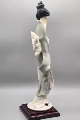 LOT 123: Vintage Giuseppe Armani Porcelain Figurine