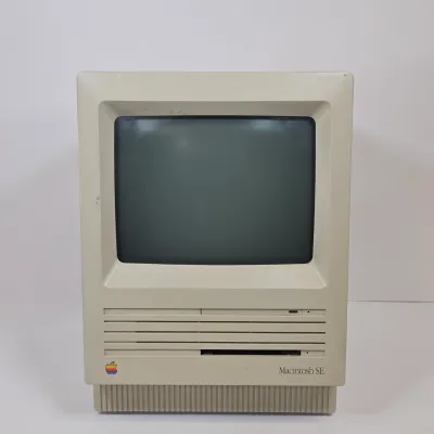 LOT 62: Apple Macintosh SE Personal Computer