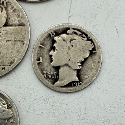LOT 170: Vintage / Antique US Coins - Standing Liberty and 1930s Washington Quarters + Mercury Dimes - 90% Silver