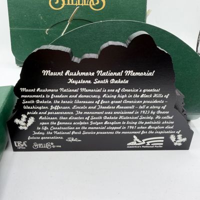 LOT 98: Sheila's Collectibles - Mount Rushmore, White House and Viet Nam Memorial