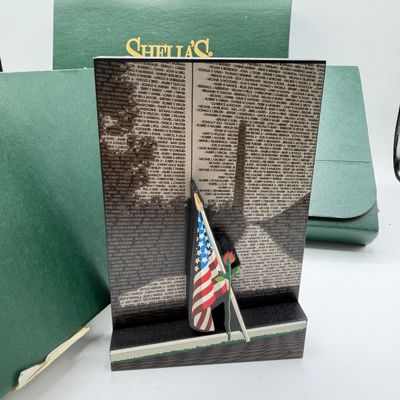LOT 98: Sheila's Collectibles - Mount Rushmore, White House and Viet Nam Memorial