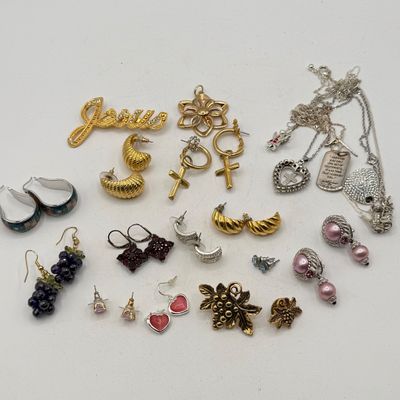 LOT 88: Costume Jewelry Collection - Camrose & Kross Jackie Kennedy Faux Pearls, Joan Rivers Statement Necklace and More