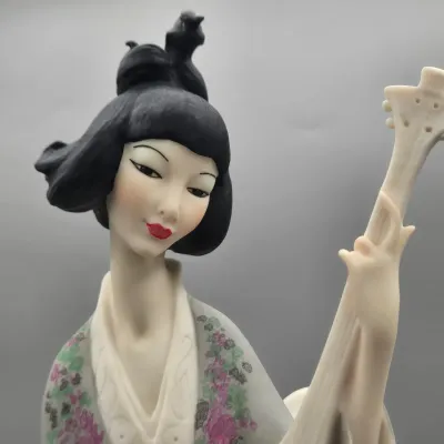 LOT 123: Vintage Giuseppe Armani Porcelain Figurine