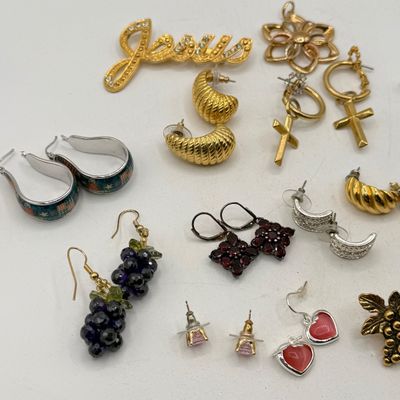 LOT 88: Costume Jewelry Collection - Camrose & Kross Jackie Kennedy Faux Pearls, Joan Rivers Statement Necklace and More