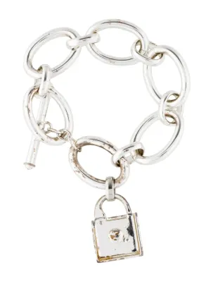 Sale Photo Thumbnail #10: Lauren Ralph Lauren 7" Chain Bracelet
This silver-tone Lauren Ralph Lauren chain link toggle bracelet features an engraved logo padlock charm.
pre owned great condition.