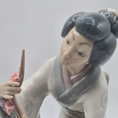 LOT 11L: Retired Lladró Porcelain Figurine Titled "Japanese Girl Decorating"