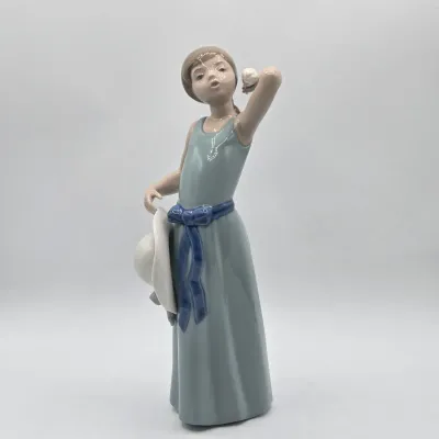LOT 37L: Vintage Lladró "Prissy" Porcelain Figurine