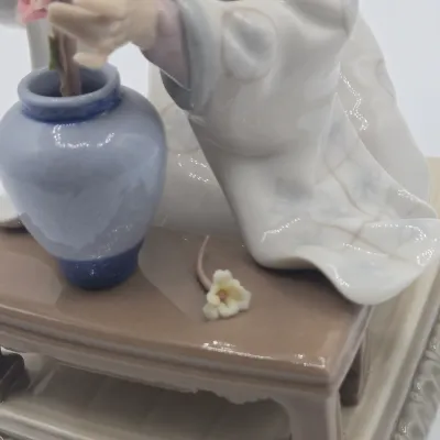 LOT 11L: Retired Lladró Porcelain Figurine Titled "Japanese Girl Decorating"