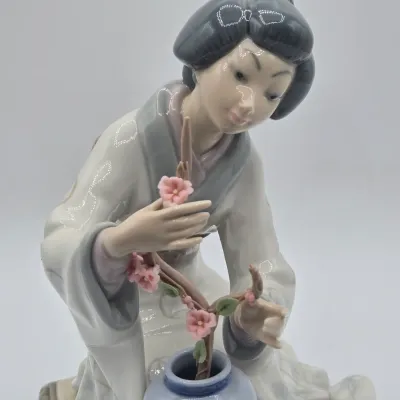 LOT 11L: Retired Lladró Porcelain Figurine Titled "Japanese Girl Decorating"