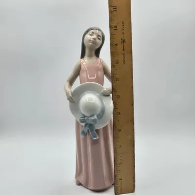 LOT 38L: Retired Lladró "The Dreamer" Porcelain Figurine