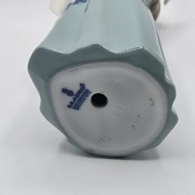 LOT 37L: Vintage Lladró "Prissy" Porcelain Figurine