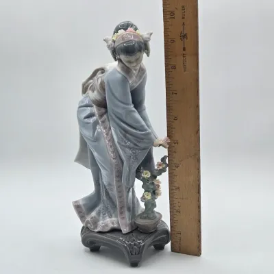LOT 12L: Retired Lladró "Mayumi" Porcelain Figurine