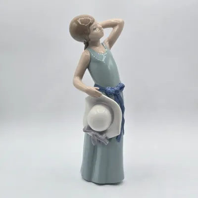 LOT 37L: Vintage Lladró "Prissy" Porcelain Figurine
